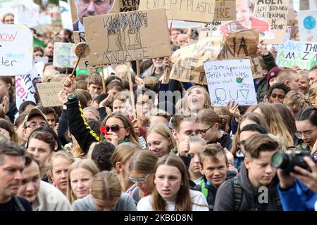 Gli studenti e i dimostranti delle scuole si riuniscono per uno sciopero sul clima il 20 settembre 2019 a Berlino, in Germania. Il venerdì per il futuro sciopero globale ha attirato centinaia di migliaia di studenti e manifestanti adulti a marciare per le strade di Berlino per chiedere un intervento sul cambiamento climatico. Simili proteste si sono svolte nella maggior parte delle principali città del mondo. (Foto di Dominika Zarzycka/NurPhoto) Foto Stock