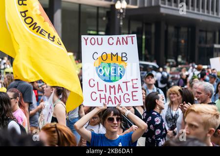 Gli attivisti giovanili si sono radunati al Federal Plaza nel centro di Chicago come parte dello Sciopero sul clima il 20 settembre 2019. Questo marzo è stato parte del movimento Global Climate Strike guidato dagli studenti per sensibilizzare i cittadini sui cambiamenti climatici e su altre questioni ambientali. (Foto di Max Herman/NurPhoto) Foto Stock