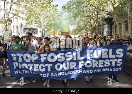 I giovani manifestanti del clima marciano durante lo sciopero globale sul clima del 20 settembre 2019 a Parigi, Francia. (Foto di Daniel Pier/NurPhoto) Foto Stock