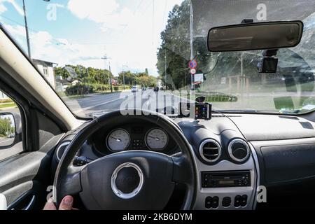 Uomo alla guida di Dacia Sandro in città con fotocamera da cruscotto (dachcam) e Yanosik app su smartphone è visto a Danzica, Polonia il 19 settembre 2019 Yanosik vi informa su vari eventi di traffico sulle strade. Informare ed essere informati sugli autovelox, gli incidenti e altre minacce. (Foto di Michal Fludra/NurPhoto) Foto Stock