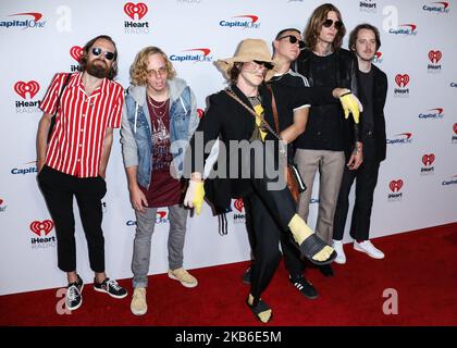 LAS VEGAS, NEVADA, USA - 20 SETTEMBRE: Jared Champion, Brad Shultz, Matt Shultz, Daniel Tichenor, Nick Bockrath e Matthan Minster of Cage the Elephant arrivano al 2019 iHeartRadio Music Festival - Notte 1 che si tiene alla T-Mobile Arena il 20 settembre 2019 a Las Vegas, Nevada, Stati Uniti. (Foto di David Acosta/Image Press Agency/NurPhoto) Foto Stock