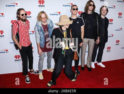 LAS VEGAS, NEVADA, USA - 20 SETTEMBRE: Jared Champion, Brad Shultz, Matt Shultz, Daniel Tichenor, Nick Bockrath e Matthan Minster of Cage the Elephant arrivano al 2019 iHeartRadio Music Festival - Notte 1 che si tiene alla T-Mobile Arena il 20 settembre 2019 a Las Vegas, Nevada, Stati Uniti. (Foto di David Acosta/Image Press Agency/NurPhoto) Foto Stock