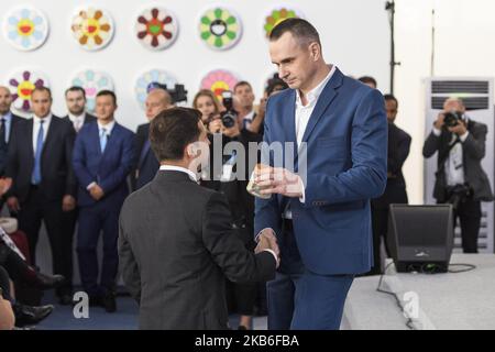 Presidente dell'Ucraina Volodymyr Zelenskiy e regista e scrittore ucraino Oleg Sentsov, uscito dalla prigionia russa, durante il forum si a Kiev, Ucraina. 13-09-2019 (Foto di Maxym Marusenko/NurPhoto) Foto Stock