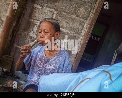 Un'artista batik donna che crea vari disegni con uno strumento simile a una penna chiamato un cantare come parte del processo di fabbricazione indonesiano batik a Bantul, Yogyakarta, Indonesia il 21 settembre 2019. Batik è un panno che viene tradizionalmente realizzato utilizzando una tecnica generica di tintura resistente alle cere. (Foto di Rizqullah Hamiid/NurPhoto) Foto Stock