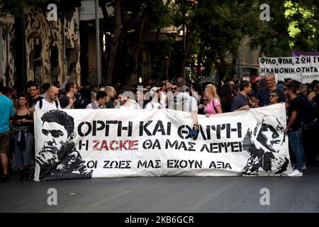 Manifestazione di protesta da parte dei membri di LGBTQ e di altri attivisti un anno dall'assassinio dell'attivista gay Zak Kostopoulos ad Atene, in Grecia, il 21 settembre 2019. Zak Kostopoulos è stato linciato a morte dal proprietario di una gioielleria e di un passeggero durante un tentativo di rapina nel centro di Atene il 21 settembre 2018. Amnesty International ha chiesto un'indagine trasparente. (Foto di Giorgos Georgiou/NurPhoto) Foto Stock