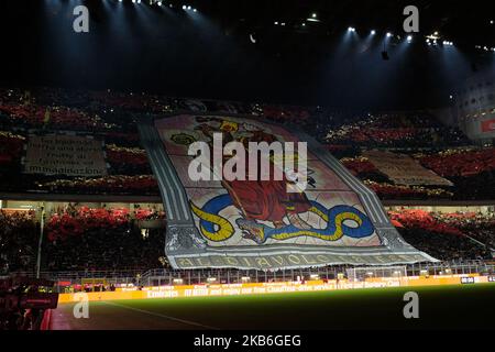 Gli appassionati di AC Milan hanno svelato un tifo gigante durante la Serie A match tra AC Milan e FC Internazionale allo Stadio Giuseppe Meazza il 21 settembre 2019 a Milano. (Foto di Giuseppe Cottini/NurPhoto) Foto Stock