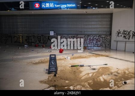 Graffiti e sabbia sono visti di fronte a una stazione MTR chiusa a Hong Kong il 21 settembre 2019, migliaia di persone prendono per la strada di Tuen Mun in protesta - protesta scontro con la polizia a Yuen Long e Tuen Man - Hong Kong è stato sconvolto da mesi di protesta. (Foto di Vernon Yuen/NurPhoto) Foto Stock