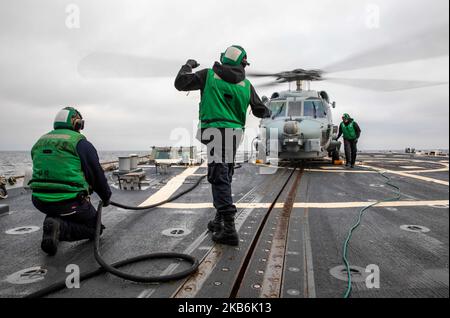 MAR BALTICO (ott 24, 2022) i marinai preparano un elicottero MH-60R Seahawk, attaccato all'Helicopter Maritime Strike Squadron (HSM) 79, per il decollo sul ponte di volo del cacciatorpediniere missilistico guidato di classe Arleigh Burke USS Roosevelt (DDG 80), 24 ottobre 2022. Roosevelt si trova in una distribuzione programmata nell'area operativa delle forze Navali USA in Europa, impiegata dalla U.S. Sesta flotta per difendere gli interessi degli Stati Uniti, alleati e partner. (STATI UNITI Foto Navy di Mass Communication Specialist 2nd Class Danielle Baker/rilasciato) Foto Stock