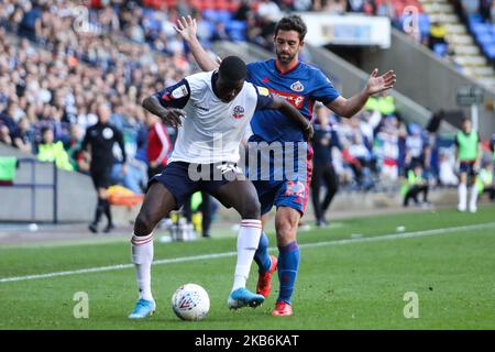 Yoan Zouma gareggia per il possesso con Will Grigg of Sunderland durante la partita della Sky Bet League 1 tra Bolton Wanderers e Sunderland al Reebok Stadium di Bolton sabato 21st settembre 2019. (Foto di Tim Markland/MI News/NurPhoto) Foto Stock