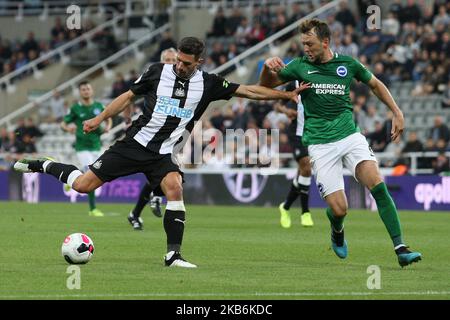 Fabian Schar di Newcastle United compete per la palla con Brighton & Hove Albion's Dale Stephens durante la partita della Premier League tra Newcastle United e Brighton e Hove Albion al St. James's Park di Newcastle, sabato 21st settembre 2019. (Foto di Steven Hadlow/MI News/NurPhoto) Foto Stock