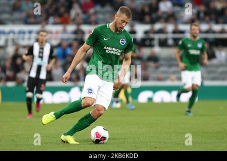 Brighton & Hove Albion's Adam Webster durante la partita della Premier League tra Newcastle United e Brighton e Hove Albion al St. James's Park, Newcastle, sabato 21st settembre 2019. (Foto di Steven Hadlow/MI News/NurPhoto) Foto Stock