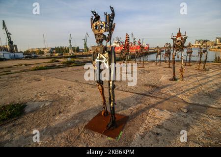 Czeslaw Podlesny sculture in rottame metallico sono viste su Mleczny Piotr / WL4 Art Space a Danzica, Polonia il 22 settembre 2019 (Foto di Michal Fludra/NurPhoto) Foto Stock