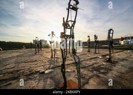 Czeslaw Podlesny sculture in rottame metallico sono viste su Mleczny Piotr / WL4 Art Space a Danzica, Polonia il 22 settembre 2019 (Foto di Michal Fludra/NurPhoto) Foto Stock