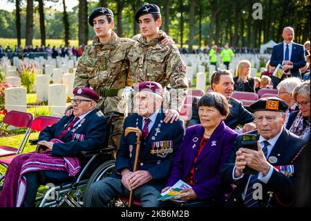 Settembre 22nd, Oosterbeek. Nel cimitero di guerra di Arnhem Oosterbeek, sono sepolti più di 1750 soldati alleati. Nell'ambito delle commemorazioni del 75th° anniversario dell'operazione Market Garden, si è svolto un servizio commemorativo alla presenza di veterani, loro parenti e migliaia di persone. Tradizionalmente i 'figli di fiori' del comune di Remkum depongono i fiori alle lapidi, quest'anno sono stati anche bambini di altri paesi che posavano i fiori alle lapidi. Su ogni tomba è posto un arco di pietra bianca, sul campo d'onore è una "Croce del sacrificio" fatta di pietra Portland, sulla quale è collocato un bronzo Foto Stock