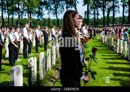 Settembre 22nd, Oosterbeek. Nel cimitero di guerra di Arnhem Oosterbeek, sono sepolti più di 1750 soldati alleati. Nell'ambito delle commemorazioni del 75th° anniversario dell'operazione Market Garden, si è svolto un servizio commemorativo alla presenza di veterani, loro parenti e migliaia di persone. Tradizionalmente i 'figli di fiori' del comune di Remkum depongono i fiori alle lapidi, quest'anno sono stati anche bambini di altri paesi che posavano i fiori alle lapidi. Su ogni tomba è posto un arco di pietra bianca, sul campo d'onore è una "Croce del sacrificio" fatta di pietra Portland, sulla quale è collocato un bronzo Foto Stock