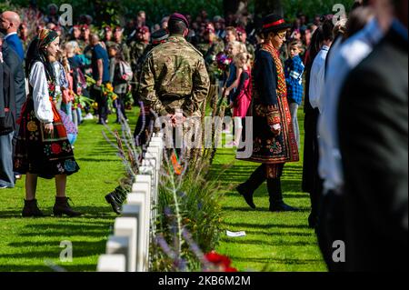 Settembre 22nd, Oosterbeek. Nel cimitero di guerra di Arnhem Oosterbeek, sono sepolti più di 1750 soldati alleati. Nell'ambito delle commemorazioni del 75th° anniversario dell'operazione Market Garden, si è svolto un servizio commemorativo alla presenza di veterani, loro parenti e migliaia di persone. Tradizionalmente i 'figli di fiori' del comune di Remkum depongono i fiori alle lapidi, quest'anno sono stati anche bambini di altri paesi che posavano i fiori alle lapidi. Su ogni tomba è posto un arco di pietra bianca, sul campo d'onore è una "Croce del sacrificio" fatta di pietra Portland, sulla quale è collocato un bronzo Foto Stock