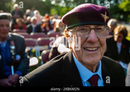 Settembre 22nd, Oosterbeek. Nel cimitero di guerra di Arnhem Oosterbeek, sono sepolti più di 1750 soldati alleati. Nell'ambito delle commemorazioni del 75th° anniversario dell'operazione Market Garden, si è svolto un servizio commemorativo alla presenza di veterani, loro parenti e migliaia di persone. Tradizionalmente i 'figli di fiori' del comune di Remkum depongono i fiori alle lapidi, quest'anno sono stati anche bambini di altri paesi che posavano i fiori alle lapidi. Su ogni tomba è posto un arco di pietra bianca, sul campo d'onore è una "Croce del sacrificio" fatta di pietra Portland, sulla quale è collocato un bronzo Foto Stock