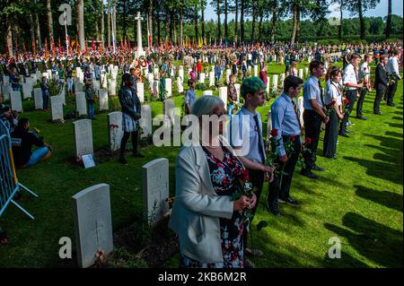 Settembre 22nd, Oosterbeek. Nel cimitero di guerra di Arnhem Oosterbeek, sono sepolti più di 1750 soldati alleati. Nell'ambito delle commemorazioni del 75th° anniversario dell'operazione Market Garden, si è svolto un servizio commemorativo alla presenza di veterani, loro parenti e migliaia di persone. Tradizionalmente i 'figli di fiori' del comune di Remkum depongono i fiori alle lapidi, quest'anno sono stati anche bambini di altri paesi che posavano i fiori alle lapidi. Su ogni tomba è posto un arco di pietra bianca, sul campo d'onore è una "Croce del sacrificio" fatta di pietra Portland, sulla quale è collocato un bronzo Foto Stock