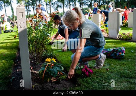 Settembre 22nd, Oosterbeek. Nel cimitero di guerra di Arnhem Oosterbeek, sono sepolti più di 1750 soldati alleati. Nell'ambito delle commemorazioni del 75th° anniversario dell'operazione Market Garden, si è svolto un servizio commemorativo alla presenza di veterani, loro parenti e migliaia di persone. Tradizionalmente i 'figli di fiori' del comune di Remkum depongono i fiori alle lapidi, quest'anno sono stati anche bambini di altri paesi che posavano i fiori alle lapidi. Su ogni tomba è posto un arco di pietra bianca, sul campo d'onore è una "Croce del sacrificio" fatta di pietra Portland, sulla quale è collocato un bronzo Foto Stock