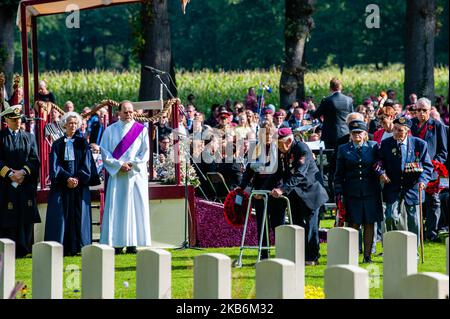 Settembre 22nd, Oosterbeek. Nel cimitero di guerra di Arnhem Oosterbeek, sono sepolti più di 1750 soldati alleati. Nell'ambito delle commemorazioni del 75th° anniversario dell'operazione Market Garden, si è svolto un servizio commemorativo alla presenza di veterani, loro parenti e migliaia di persone. Tradizionalmente i 'figli di fiori' del comune di Remkum depongono i fiori alle lapidi, quest'anno sono stati anche bambini di altri paesi che posavano i fiori alle lapidi. Su ogni tomba è posto un arco di pietra bianca, sul campo d'onore è una "Croce del sacrificio" fatta di pietra Portland, sulla quale è collocato un bronzo Foto Stock