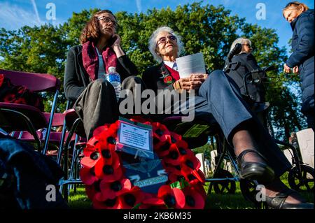 Settembre 22nd, Oosterbeek. Nel cimitero di guerra di Arnhem Oosterbeek, sono sepolti più di 1750 soldati alleati. Nell'ambito delle commemorazioni del 75th° anniversario dell'operazione Market Garden, si è svolto un servizio commemorativo alla presenza di veterani, loro parenti e migliaia di persone. Tradizionalmente i 'figli di fiori' del comune di Remkum depongono i fiori alle lapidi, quest'anno sono stati anche bambini di altri paesi che posavano i fiori alle lapidi. Su ogni tomba è posto un arco di pietra bianca, sul campo d'onore è una "Croce del sacrificio" fatta di pietra Portland, sulla quale è collocato un bronzo Foto Stock