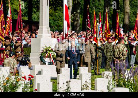 Settembre 22nd, Oosterbeek. Nel cimitero di guerra di Arnhem Oosterbeek, sono sepolti più di 1750 soldati alleati. Nell'ambito delle commemorazioni del 75th° anniversario dell'operazione Market Garden, si è svolto un servizio commemorativo alla presenza di veterani, loro parenti e migliaia di persone. Tradizionalmente i 'figli di fiori' del comune di Remkum depongono i fiori alle lapidi, quest'anno sono stati anche bambini di altri paesi che posavano i fiori alle lapidi. Su ogni tomba è posto un arco di pietra bianca, sul campo d'onore è una "Croce del sacrificio" fatta di pietra Portland, sulla quale è collocato un bronzo Foto Stock