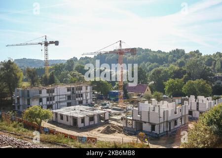 Gru giganti su un nuovo blocco di appartamenti cantiere sono viste a Danzica, Polonia il 22 settembre 2019 (Foto di Michal Fludra/NurPhoto) Foto Stock