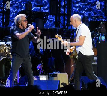 Roger Daltrey (a sinistra) e Pete Townshend della rock band inglese The Who si esibiscono all'Amalie Arena sulla seconda tappa del loro Moving on! Tour del 22 settembre 2019 a Tampa, Florida. (Foto di Paul Hennessy/NurPhoto) Foto Stock