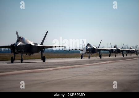 US Air Force F-35A Lightning IIS assegnato a 421st Fighter Squadron, Hill Air Force base, Utah, taxi la linea di volo durante la bandiera a scacchi 23-1 a Tyndall AFB, Florida, 1 novembre 2022. La bandiera a scacchi è un esercizio aereo di grande forza che favorisce la prontezza e l'interoperabilità attraverso l'incorporazione di aeromobili di 4th e 5th generazione durante l'addestramento di combattimento aria-aria. La 23-1 iterazione dell'esercizio si è svolta dal 31 ottobre al 10 novembre 2022. (STATI UNITI Foto dell'aeronautica di Airman 1st Class Tiffany del Oso) Foto Stock