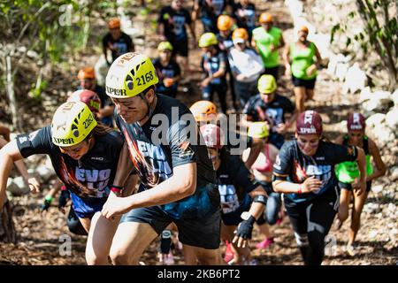 Le persone sono viste partecipare durante la gara di Xplor Bravest Evolution al parco Xcaret il 22 settembre 2019 a Cancun, Messico (Photo by Eyepix/NurPhoto) Foto Stock