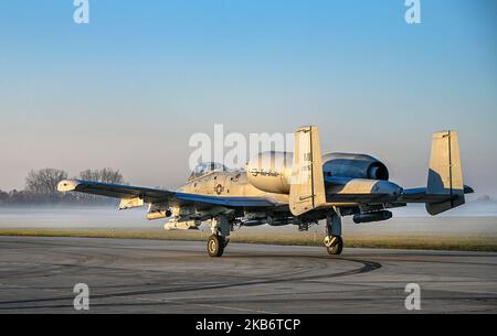 Un pilota A-10 Thunderbolt II con lo Squadrone Fighter 107th, si porta in taxi verso la pista in una mattinata nebbiosa durante un allenamento di routine presso la Selfridge Air National Guard base, Michigan, 2 novembre 2022. I piloti della 127th Wing svolgono regolarmente operazioni di volo programmate per la Michigan Air National Guard, fornendo formazione sul posto di lavoro e garantendo che il tempo di volo venga eseguito in modo coerente secondo gli standard richiesti. (STATI UNITI Foto della Guardia Nazionale aerea di Terry L. Atwell) Foto Stock