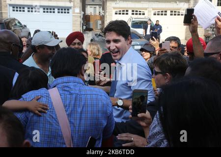 Justin Trudeau, leader del Partito Liberale del Canada, saluta i sostenitori durante una campagna di arresto a Brampton, Ontario, Canada, il 22 settembre 2019 in vista delle elezioni federali del 2019. Trudeau ha annunciato che se rieletto avrebbe tagliato le tasse per la classe media e garantire canadesi più economici bollette del telefono cellulare. (Foto di Creative Touch Imaging Ltd./NurPhoto) Foto Stock