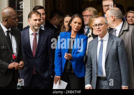 La attivista legale Gina Miller e la sua squadra legale al di fuori della Corte Suprema a seguito del verdetto sulla contestazione legale contro la prerogazione del Parlamento il 24 settembre 2019 a Londra, Inghilterra. La Corte Suprema ha dichiarato che la proroga di cinque settimane del Parlamento da parte del primo ministro Boris Johnson era illegale. (Foto di Wiktor Szymanowicz/NurPhoto) Foto Stock