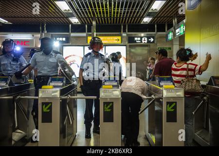 Guardia di polizia all'interno di una stazione MTR a Sha Tin a Hong Kong il 25 settembre 2019, I manifestanti pro-democrazia protestano in tutta Hong Kong da alcuni mesi chiedendo al governo di soddisfare le loro richieste, tra cui la creazione di un'indagine indipendente sulla condotta scorretta della polizia e l'abuso di potere negli ultimi mesi di proteste a Hong Kong, chiedendo anche il suffragio universale. (Foto di Vernon Yuen/NurPhoto) Foto Stock