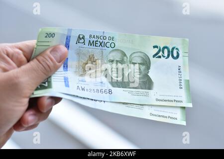 Una ragazza ha il nuovo modello di 200 peso messicano Bill che sono già in circolazione presenti dalla Banca Nazionale del Messico il 25 settembre 2019 a Città del Messico, Messico. La legge del peso messicano del 200 è la terza denominazione più bassa del peso messicano. L'obverso è dedicato alla fase storica dell'Indipendenza e il rovescio è dedicato all'ecosistema dei fitti e dei deserti (Photo by Eyepix/NurPhoto) Foto Stock