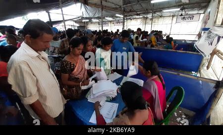 Peapuls wating long line correction Citizenship Rashion Card , Voter i'd etc e panico per NRC , La scorsa settimana West Bengala cittadino morto per IL panico NRC a Bally Jgacha Block Office ..state Chief Minister Mamata Banerjee ieri un briefing stampa e protesta fortemente NRC e un massaggio per i peapuls Bengala non Panick NRC NUMERO il 26,2019in settembre Kolkata, India. (Foto di Debajyoti Chakraborty/NurPhoto) Foto Stock