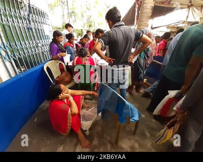 Peapuls wating long line correction Citizenship Rashion Card , Voter i'd etc e panico per NRC , La scorsa settimana West Bengala cittadino morto per IL panico NRC a Bally Jgacha Block Office ..state Chief Minister Mamata Banerjee ieri un briefing stampa e protesta fortemente NRC e un massaggio per i peapuls Bengala non Panick NRC NUMERO il 26,2019in settembre Kolkata, India. (Foto di Debajyoti Chakraborty/NurPhoto) Foto Stock