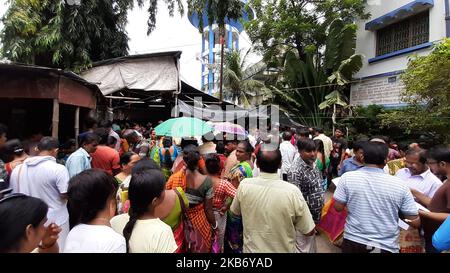 Peapuls wating long line correction Citizenship Rashion Card , Voter i'd etc e panico per NRC , La scorsa settimana West Bengala cittadino morto per IL panico NRC a Bally Jgacha Block Office ..state Chief Minister Mamata Banerjee ieri un briefing stampa e protesta fortemente NRC e un massaggio per i peapuls Bengala non Panick NRC NUMERO il 26,2019in settembre Kolkata, India. (Foto di Debajyoti Chakraborty/NurPhoto) Foto Stock