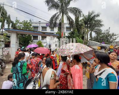 Peapuls wating long line correction Citizenship Rashion Card , Voter i'd etc e panico per NRC , La scorsa settimana West Bengala cittadino morto per IL panico NRC a Bally Jgacha Block Office ..state Chief Minister Mamata Banerjee ieri un briefing stampa e protesta fortemente NRC e un massaggio per i peapuls Bengala non Panick NRC NUMERO il 26,2019in settembre Kolkata, India. (Foto di Debajyoti Chakraborty/NurPhoto) Foto Stock