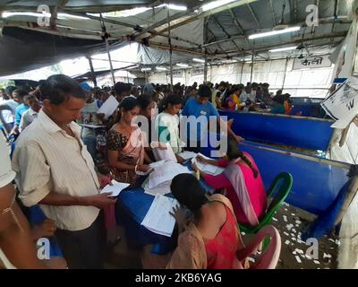 Peapuls wating long line correction Citizenship Rashion Card , Voter i'd etc e panico per NRC , La scorsa settimana West Bengala cittadino morto per IL panico NRC a Bally Jgacha Block Office ..state Chief Minister Mamata Banerjee ieri un briefing stampa e protesta fortemente NRC e un massaggio per i peapuls Bengala non Panick NRC NUMERO il 26,2019in settembre Kolkata, India. (Foto di Debajyoti Chakraborty/NurPhoto) Foto Stock