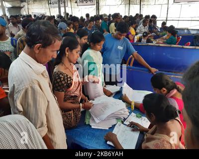 Peapuls wating long line correction Citizenship Rashion Card , Voter i'd etc e panico per NRC , La scorsa settimana West Bengala cittadino morto per IL panico NRC a Bally Jgacha Block Office ..state Chief Minister Mamata Banerjee ieri un briefing stampa e protesta fortemente NRC e un massaggio per i peapuls Bengala non Panick NRC NUMERO il 26,2019in settembre Kolkata, India. (Foto di Debajyoti Chakraborty/NurPhoto) Foto Stock