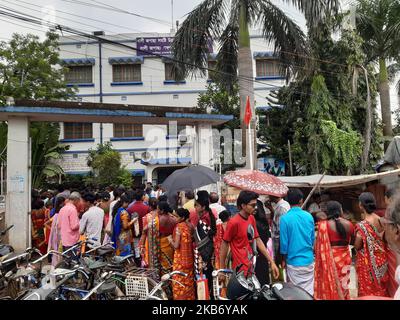 Peapuls wating long line correction Citizenship Rashion Card , Voter i'd etc e panico per NRC , La scorsa settimana West Bengala cittadino morto per IL panico NRC a Bally Jgacha Block Office ..state Chief Minister Mamata Banerjee ieri un briefing stampa e protesta fortemente NRC e un massaggio per i peapuls Bengala non Panick NRC NUMERO il 26,2019in settembre Kolkata, India. (Foto di Debajyoti Chakraborty/NurPhoto) Foto Stock