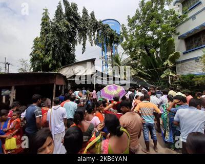 Peapuls wating long line correction Citizenship Rashion Card , Voter i'd etc e panico per NRC , La scorsa settimana West Bengala cittadino morto per IL panico NRC a Bally Jgacha Block Office ..state Chief Minister Mamata Banerjee ieri un briefing stampa e protesta fortemente NRC e un massaggio per i peapuls Bengala non Panick NRC NUMERO il 26,2019in settembre Kolkata, India. (Foto di Debajyoti Chakraborty/NurPhoto) Foto Stock