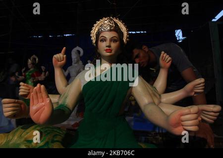 Un artista lavora su un idolo della Dea indù Durga all'interno di un workshop in vista del Durga Puja Festival a Mumbai, in India, il 26 settembre 2019. Durga Puja è celebrata per onorare la vittoria della dea Durga sul re demone Mahishasura. (Foto di Himanshu Bhatt/NurPhoto) Foto Stock