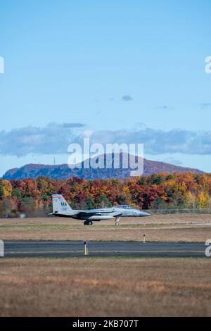 Sotto la direzione del North American Aerospace Defense Command (NORAD), un F-15C Eagle decolve dalla Barnes Air National Guard base, Massachusetts, durante l'operazione di difesa aerea NOBLE DEFENDER, 27 ottobre 2022. Operazione NOBLE DEFENDER è un esercizio NORAD pianificato a lungo che convalida la capacità del comando di difendere Canada e Stati Uniti da ogni strada di approccio. La Regione continentale degli Stati Uniti NORAD (CONR) ha guidato questa iterazione di OND e ha coordinato e condotto operazioni combinate, lanciando contemporaneamente aerei da diverse località lungo la costa nord-orientale della U. Foto Stock