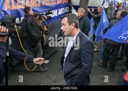 Fabien Vanhemelryck (C), Segretario Generale dell'Alleanza sindacale di polizia, parla con la stampa durante una manifestazione dei membri dell'Alleanza di fronte al partito di sinistra la France Insoumise (LFI), sede a Parigi il 26 settembre, 2019 dopo il leader del partito Jean-Luc Melenchon chiamò i poliziotti 'barbari' durante una manifestazione il 24 settembre. (Foto di Michel Stoupak/NurPhoto) Foto Stock