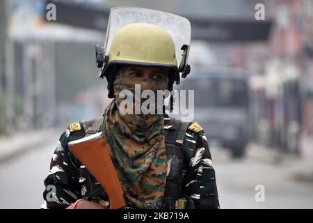 An Indian paramilitary soldier stands alert in Srinagar,Kashmir on September 27, 2019. Government tightened restrictions in most parts of the Kashmir ahead of scheduled address by world leaders including Indian and Pakistan Prime ministers Narendra Modi and Imran Khan at the United Nations General Assembly.Meanwhile lockdown continues across the Kashmir valley on 54th day since India revoked Article 370 of its constitution which granted Kashmir autonomy. (Photo by Faisal Khan/NurPhoto) Stock Photo