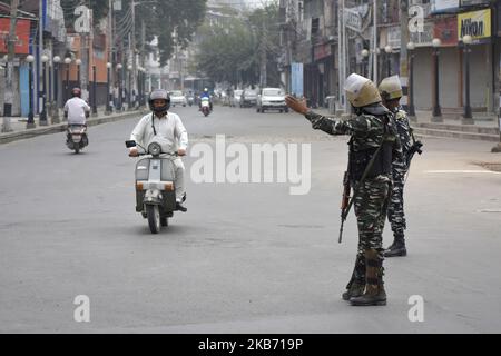 Le forze indiane fermano il traffico civile durante le restrizioni a Srinagar, amministrazione indiana del Kashmir il 27 settembre 2019. Il Kashmir è entrato in 54th giorno di blocco di comunicazione e di restrizioni dopo che il governo indiano ha deciso di togliere il Kashmir della relativa condizione. (Foto di Muzamil Mattoo/NurPhoto) Foto Stock