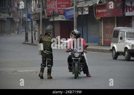 Le forze indiane fermano il traffico civile durante le restrizioni a Srinagar, amministrazione indiana del Kashmir il 27 settembre 2019. Il Kashmir è entrato in 54th giorno di blocco di comunicazione e di restrizioni dopo che il governo indiano ha deciso di togliere il Kashmir della relativa condizione. (Foto di Muzamil Mattoo/NurPhoto) Foto Stock