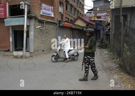 Le forze indiane fermano il traffico civile durante le restrizioni a Srinagar, amministrazione indiana del Kashmir il 27 settembre 2019. Il Kashmir è entrato in 54th giorno di blocco di comunicazione e di restrizioni dopo che il governo indiano ha deciso di togliere il Kashmir della relativa condizione. (Foto di Muzamil Mattoo/NurPhoto) Foto Stock